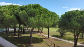 PARADIS VERT Vue apaisante sur GOLF, Pins Parasols, 2è étage - 80 m2 dont Terrasse avec Pergola, 2 chambres, 3ét iles, 3 CLIM, WIFI - Piscine, Parking et Park à vélos, Ascenseur - en Option Linge, Mén